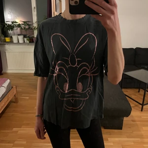Daisy t-shirt, S - Oanvänd, storlek S men käns som M 