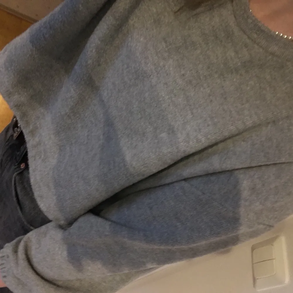 Denna superfina grå tröjan från Zara. Jättemysig och fin! ”Magtröja” eftersom man ser magen om man sträcker upp armarna. Supersöt med rosetter på sidorna! Alla plagg som säljes tvättas såklart innan paketet postas! Size: SX/S. Neuletakit & Villapaidat.