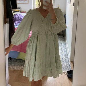 &Other Stories klänning - Klänning från Other Stories i mintgrön färg. Passar mig som är 36a