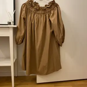 Säljer min beige/ bruna tunika som aldrig är använd. Prislappen är fortfarande på. Köpte den för 400:- på Gina tricot och säljer den för 120:-.