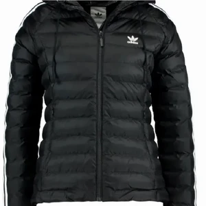 Vinterjacka - Fin och varm adidasjacka, fint skick typ aldrig använd💗