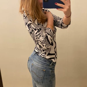 Tröja mönstrad  - Fett cool tröja i stretchiga material med najs mönster. Köpt second hand, passar XS-M beroende på önskad passform. Säljer då den ibte kommer till användning:/