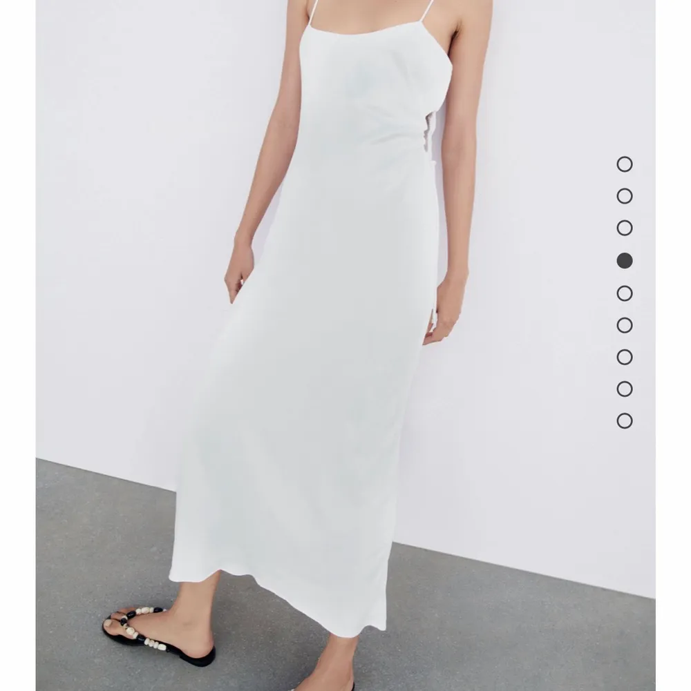 Säljer denna skitfina klänningen från Zara som är tyo i silke. Råkade ta av lappen och kan därför inte lämna tbx den och den är helt oanvänd!❤️. Klänningar.
