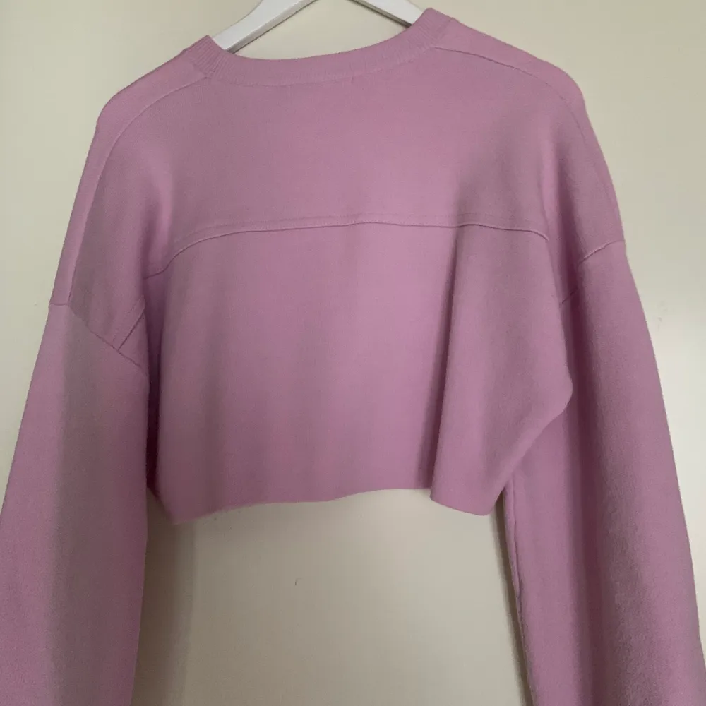 En ljus-/pastelllila stickad tröja från Zara. Köpt för flera år sedan men i fint skick! Kommer tyvärr inte till användning längre. Köparen står för frakt ☺️. Stickat.