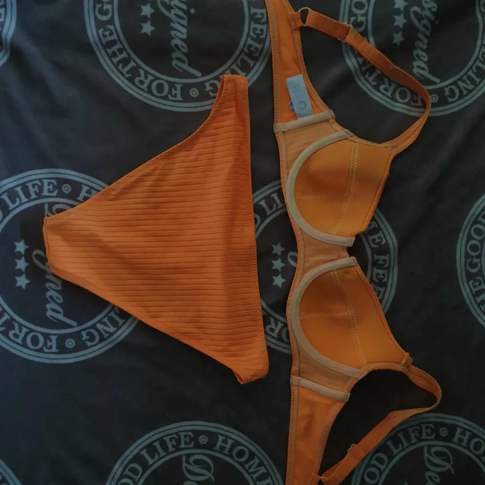Orange super fin bikini i gott skick från cubus endast testad ett fåtal par gånge, super fin passform. Storlek 34 i underdelen och 34 i överdelen. Kan skickas eller mötas upp i nyköping eller alternativt gnesta. Köpare står för frakt.. Övrigt.