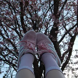 Supersöta rosa skor i velvettyg. Använts en gång för fotografi. Köpta i Finland. Erbjuder både spårbar och icke-spårbar frakt