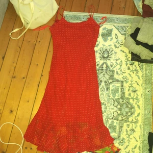 Röd sommarklänning - Köpte i Spanien för ett tag sen. Betalade 200kr.
