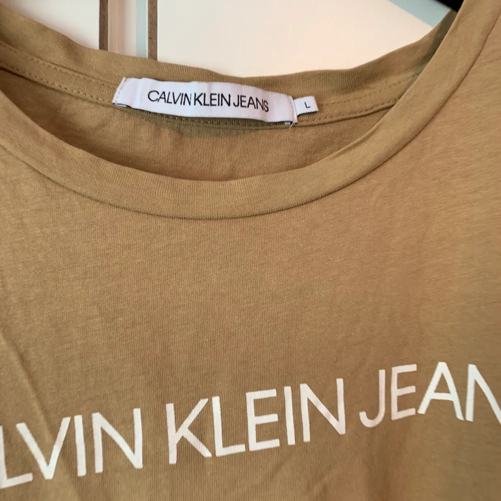 Nu säljer min CK t-shirt köpt förra året. Jätteskön o snygg beige färg. Strl L . T-shirts.