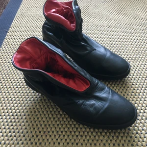 Klackskor från SWEAR strl 38 - Klackskor från SWEAR storlek 38, gjorda av läder. Väldigt bra skick. Finns dock två små repor på ena klacken, men som inte syns. Frakt ingår.