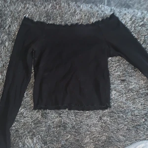 Off shoulder - Super fin off shoulder tröja från Gina 