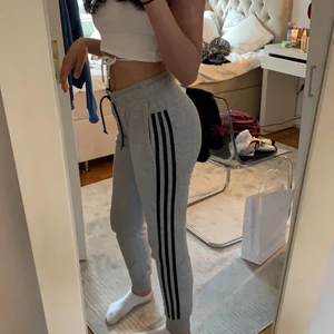 adidas byxor  - typ helt nya!! super snygga men inte riktigt min stil längre, hoppas den hittar nytt hem🤍🤍 