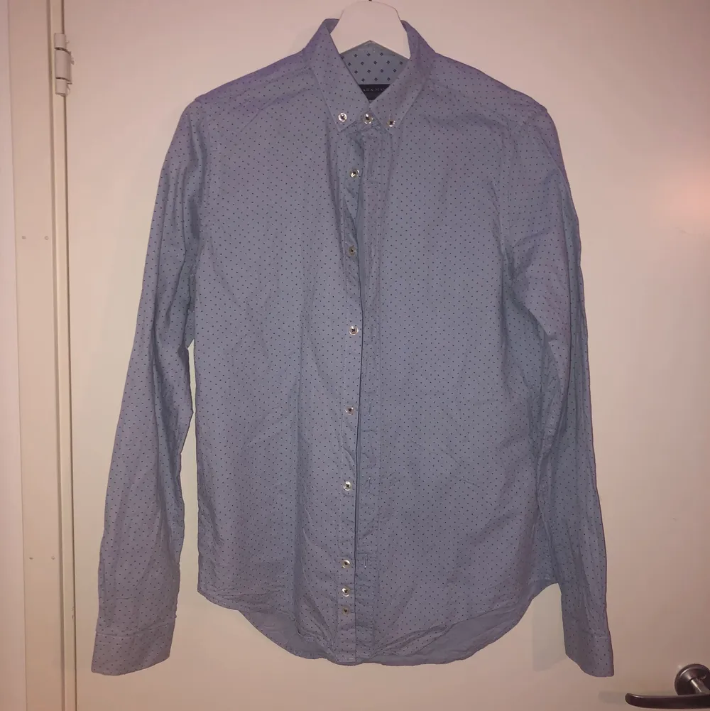 Blå skjorta från ZARA i slim fit storlek S. Använd fåtal gånger, bra skick.. Skjortor.