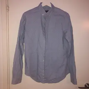 Blå skjorta från ZARA i slim fit storlek S. Använd fåtal gånger, bra skick.