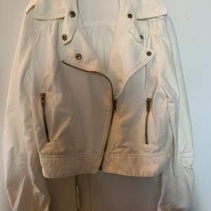En vit jacka från Bik Bok. den var köpt för 300 men säljer den billigt för vill bli av med den! köparen står för frakten!