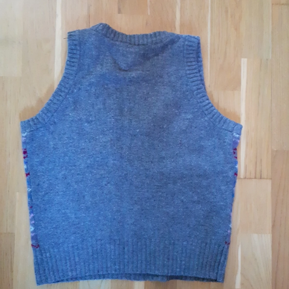 Stickad väst i fint mönster - 90