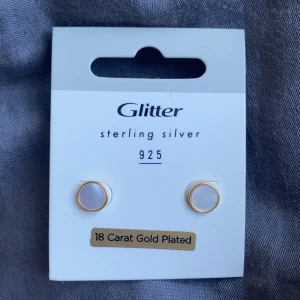 Guld örhängen  - Säljer helt oanvända örhängen i äkta silver platarade från glitter. De två första är platerade i 18k guld. De första säljs för 70kr st och den tredje 50kr. Ordinarie pris: 200, 179, 179. Paketpris finns och frakten är inräknad. Priset kan diskuteras 💞