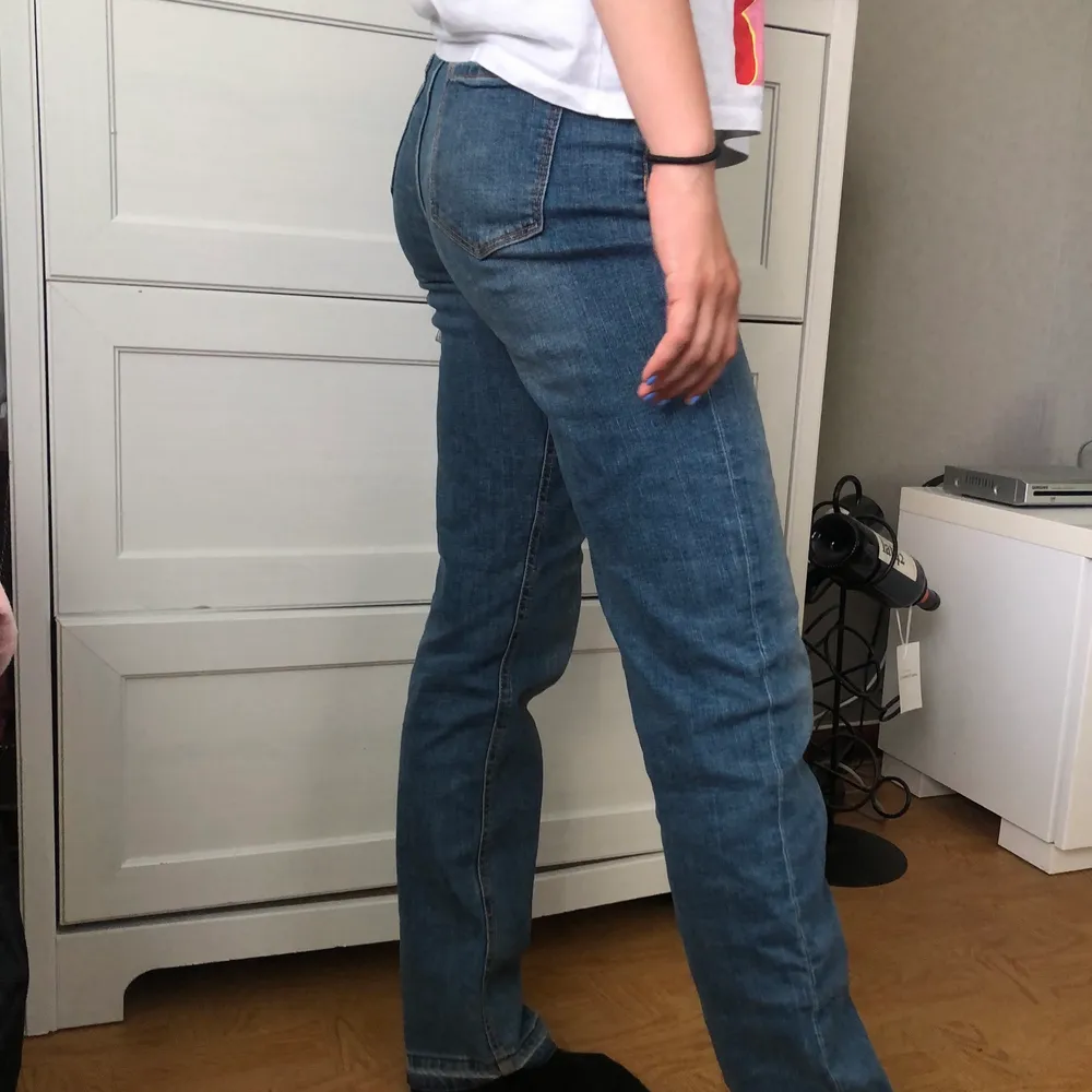 Ett par trendiga blå jeans i bra kvalitet. Raka ben med mellan hög midja. ”Modellen” på bilden är 162cm! BUDA I KOMMENTARERNA 🥰. Jeans & Byxor.