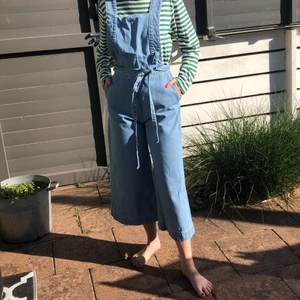 Hängselbyxa/jumpsuit från Zara! - Supersnygg hängselbyxa/jumpsuit från Zara i jeans!!