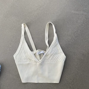 Zara Linne - Säljer dett super fina linnet, men som tyvärr är förstort på mig:(🤍  Det är stl M säljer för 100kr + frakt! Linnet är bara använt en gång!! Köpt för 159kr✨ vid fler frågor hör gärna av dig 🤍