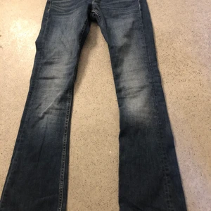 Utsvängajeans - Säljer mina lågmidjade jeans för att dom är för små för mig, dom är i bra skick❣️ kom privat vid intresse, frakt står köparen för