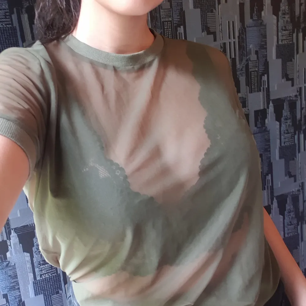 Militärgrön t-shirt i mesh . T-shirts.
