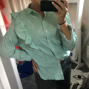 Cool skjorta - Grön-vit skjorta med detaljer från Monki!💚 Storlek S