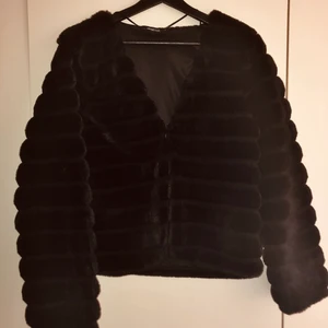 Gina tricot, fuskpäls jacka, storlek L - Liten i storleken, bra skick då den mest bara hängt i garderoben.