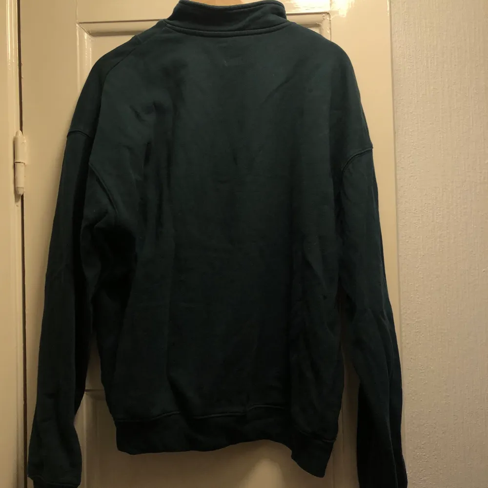 Grön zip neck sweater från Polar Skate Co. Köpt second hand men ej använd av mig. Kan mötas upp/alternativt köpare står för frakt.. Tröjor & Koftor.
