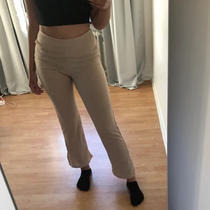 Ribbade byxor, storlek M - Mjuka och beiga byxor från Bubbleroom i storlek M. Liten slits på benen. 60kr. De är aningen korta på mig som är 175 cm.   Kan mötas i Linköping annars tillkommer frakt 😊