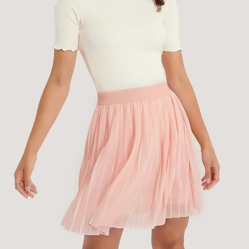 Säljer denna fina rosa kjol perfekt nu under sommaren! Frakten ingår i priset och finns inga defekter på kjolen💕. Kjolar.