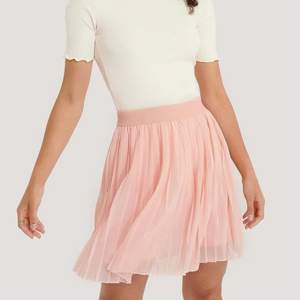 Säljer denna fina rosa kjol perfekt nu under sommaren! Frakten ingår i priset och finns inga defekter på kjolen💕