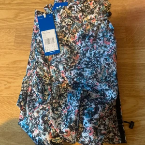 Adidas pants  - Helt nya byxor från Adidas i strl 38. Lappar kvar. Swish finns. Djur- & rökfritt hem