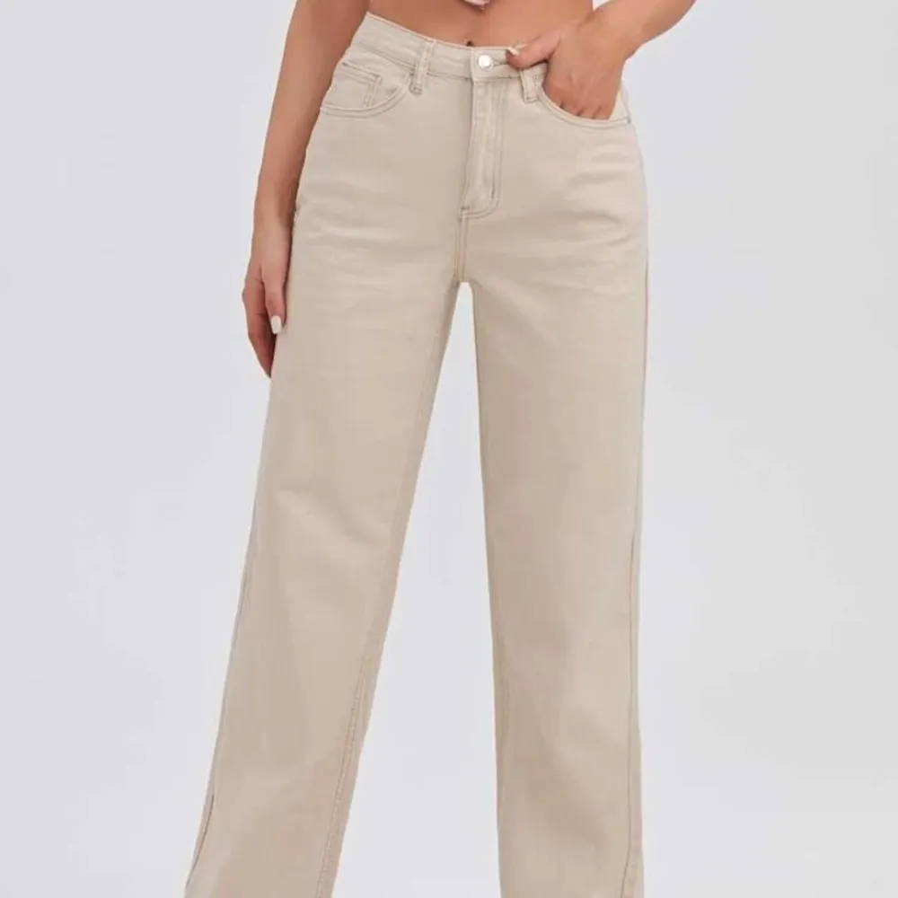 Beige raka basic jeans! Alla behöver ha dessa i garderoben. Bara testad därav säljer jag för samma pris som jag har köpt dom för. Köparen står för frakten 🤎. Jeans & Byxor.