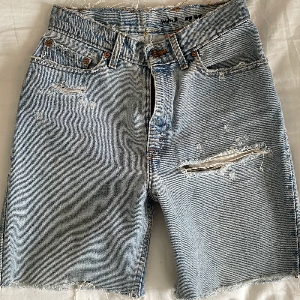 *Lånad andra bild för att visa passform. Vintage Levi’s jeansshorts köpta på LTrain i ny. Dem är storlek w25. Den perfekta ljusblå färgen med jättefina slitningar. Dem är relativt slitna på rumpan (se bild 3) men inget jag stör mig på. Frakt tillkommer . Shorts.