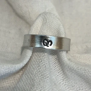 ~klara~ - Klara är en fin silvrig ring med en liten detalj på. Klara passar bra till mycket. 50kr med frakt 