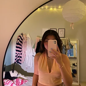 Trendig halter neck topp - Superfin och trendig orange/korall färgad halter neck topp som går att knyta på olika sätt (se bild 1&2). Passar mig som vanligtvis bär xs/s. Superfin nu till sommaren då färgen gör att man ser extra brun ut💕 säljs då jag har många liknade toppar⚡️pris + frakt, om flera är intresserade kanske det blir budgivning