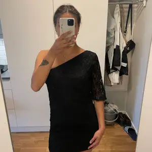 Fin svart klänning för fest, använd 2 gånger