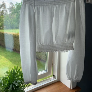 Vit offshoulder tröja i storlek XS - Använd 1 gång. Väldigt skönt och luftigt material. Perfekt en varm sommardag, passar bra till ett par höga jeans eller kjol. Lätt ballongärm🌸💗🌸