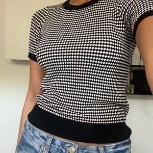 Topp - Säljer denna coola topp från Zara i storlek S. Tröjan är i jättebra skick och säljs för 100kr +frakt💕