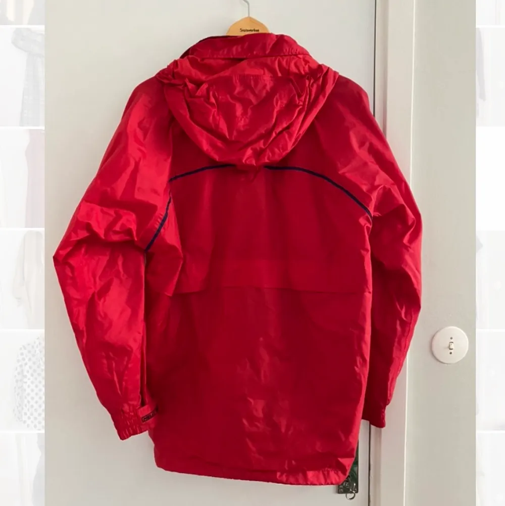 Selling a Helly Hansen red jacket, in excellent condiition❤️. Jackor.