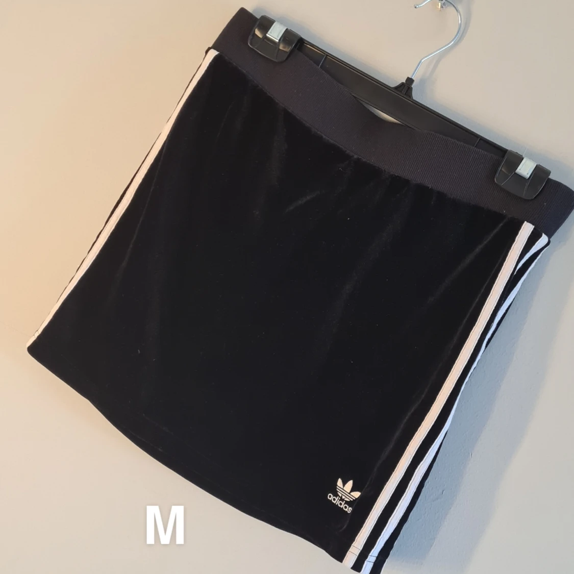 Adidas kjol storlek M