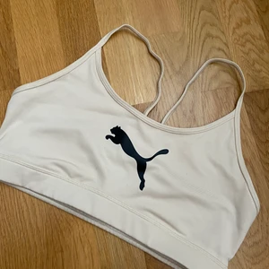 Puma bh  - Jättefin och bekväm sport bh från puma. Deras kollektion med ’Stef fit’.  Knappt använd och är därför i en väldigt fint skick. Säljer den på grund av att jag inte använder den.  Original pris: 299 + frakt  Säljer för: 170 + 48 kr frakt  