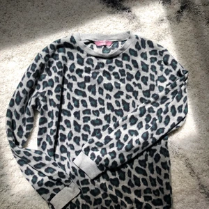 Pyjamaströja Hunkemöller - Pyjamaströja i fleece från Hunkemöller med leopardmönster. Storlek M. Använd enstaka gånger. 80kr. Kan mötas i Linköping annars tillkommer frakt 😊