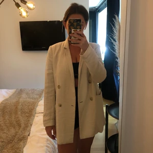 Cremefärgad blazer - Cremefärgad blazer från H&M. Normal i storleken. En liten tråd är lös på framsidan men det är inget som syns. Linneliknande material. 