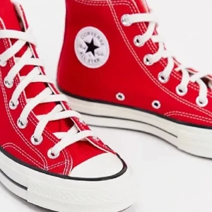 Converse  - Säljer ett par röda converse i storlek 36,5