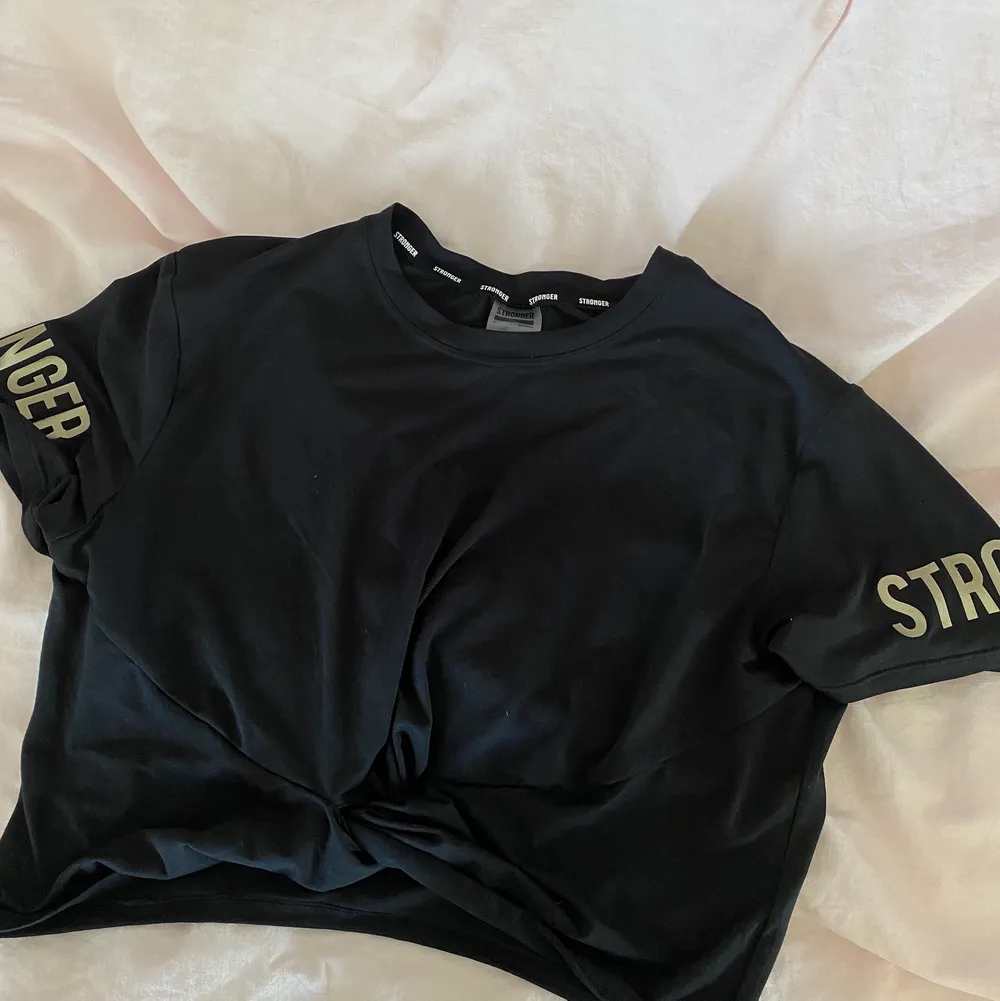 Cropped T-shirt från Stronger, i strl S. Knappt använd!😇Ordinariepris: 299kr. T-shirts.