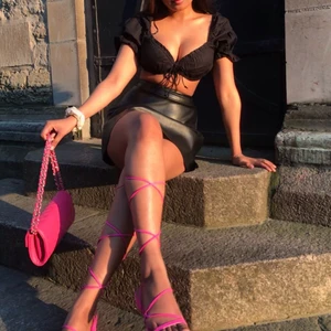 Svart topp - Säker denna snygga svarta topp med prislapp på använd endast för att ta bilder en dag. 