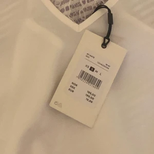 bikbok  - Fint vitt linne från bikbok som är superbra och till sommaren!! Passar till typ allt och alla stilar. Det är helt nytt med lappen kvar. Endast testat. Finns inga kvar tror jag! Vid snabb affär = gratis frakt 💞❤️