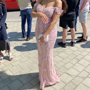 Balklänning, klänning  - Säljer min fina balklänning, skriv om ni är intresserade eller om ni vill ha fler bilder mm❤️ jag är 167 cm om någon undrar och hade klackar på bilden!☀️