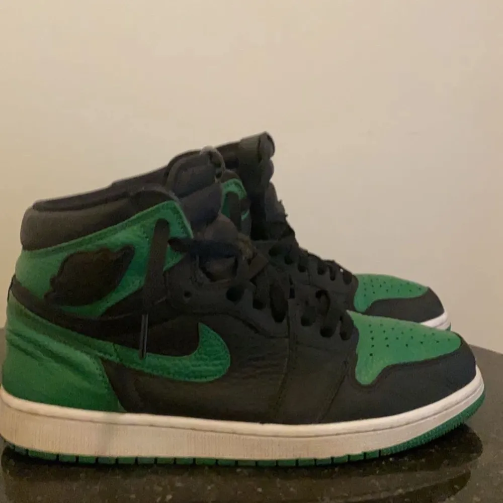 Säljer nu mina Jordan 1 Pine green 2.0! Storlek: 43, skick: 9/10. Skor.